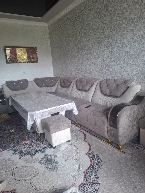уголок сотилади