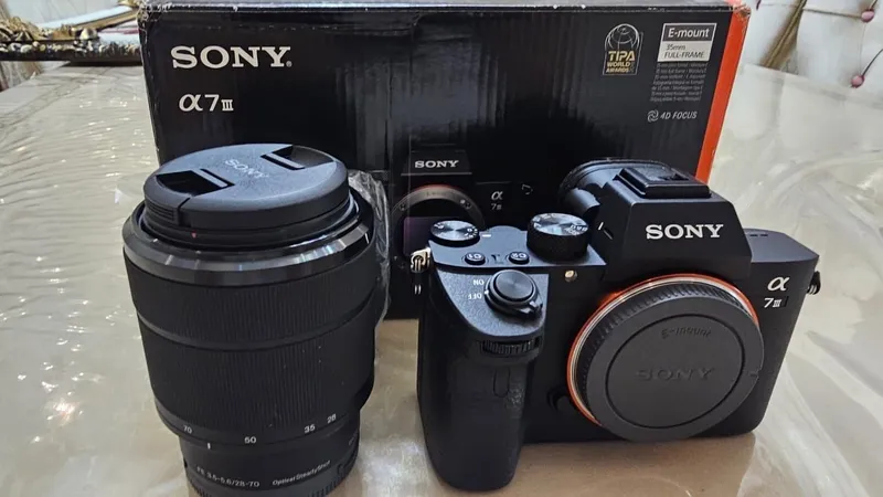 Цифровая камера Sony α7 III (модель ILCE-7M3) с объективом. Цифровая 3