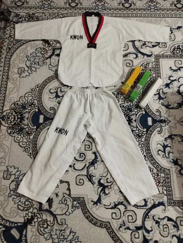 Taekwondo Forma belbogʻi bilan.