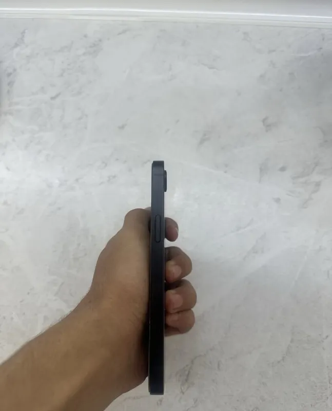 iPhone 16e 4