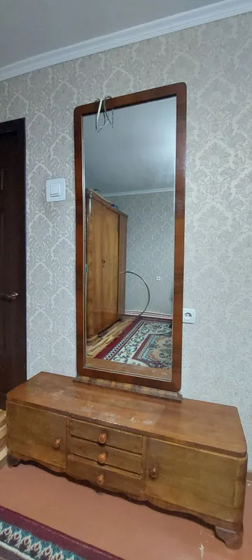 продам дубовый шифоньер и трюмо, требует реставрации. 500.000 сум 3 продам дубовый шифоньер и трюмо, требует реставрации. 500.000 сум 3