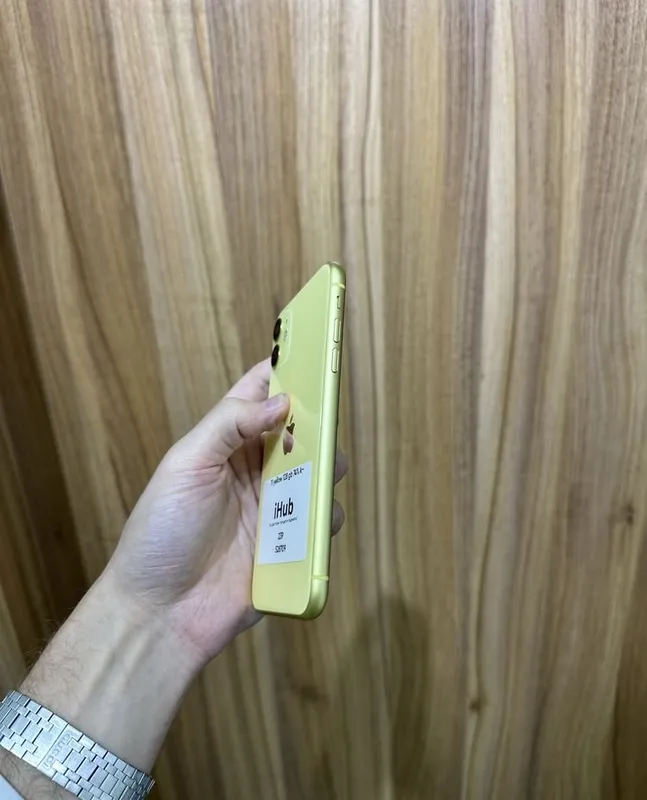iPhone 11, жёлтый 2 iPhone 11, жёлтый 2