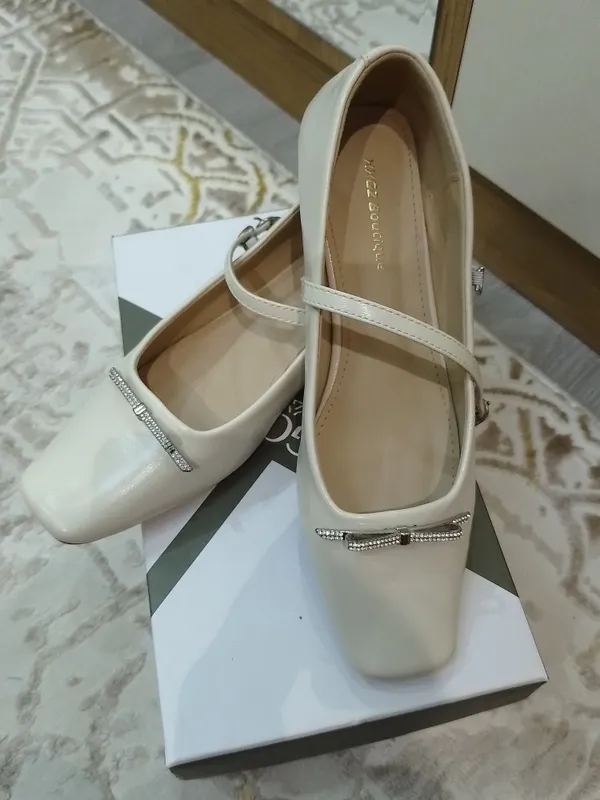 Nafis krem rangli ayollar tuflisi – Elegant va qulay 3 Nafis krem rangli ayollar tuflisi – Elegant va qulay 3