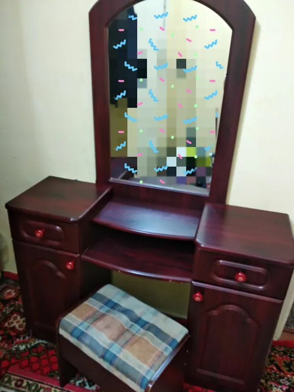 диван двухместный и трюмо 1