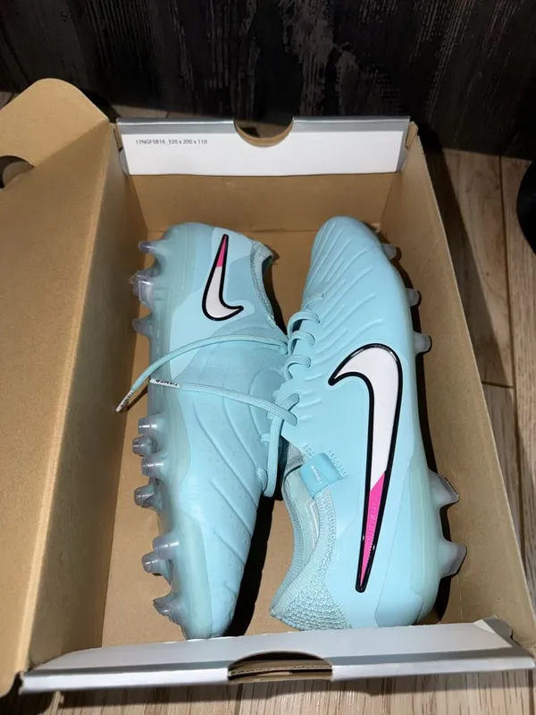 Продам новые оригинальные бутсы Nike Tienpo 43его размера 7 Продам новые оригинальные бутсы Nike Tienpo 43его размера 7