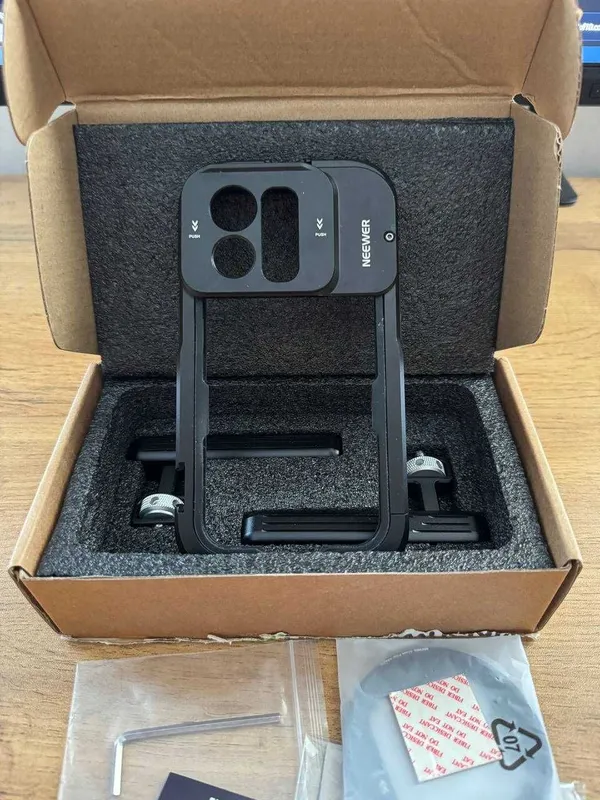 NEEWER Phone Cage for iPhone 15 Pro with Dual Handles — фото 3