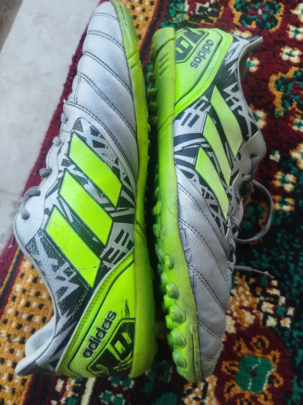 Futzal va futbol uchun Adidas butsilar