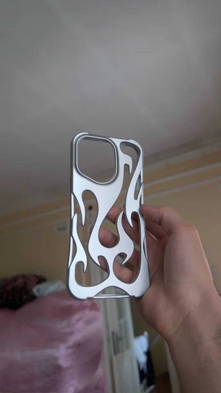 Стильный чехол для телефона iPhone 15 Pro Max в виде пламени — фото 1