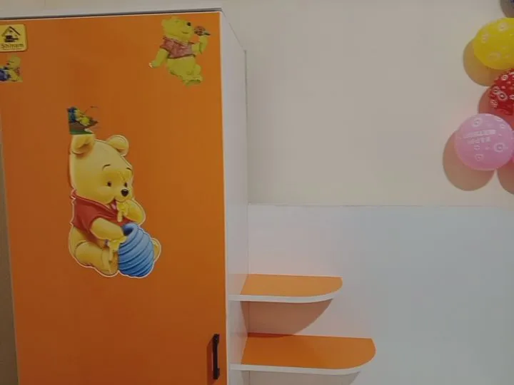 Yangi bolalar shkafi stol bilan, sabzirangda juda chiroyli mebel — фото 4