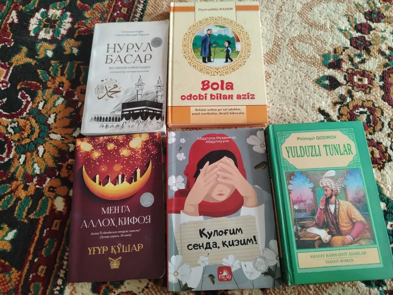 Kitoblar sotiladi.  Narxi:300 ming yana kelishamiz