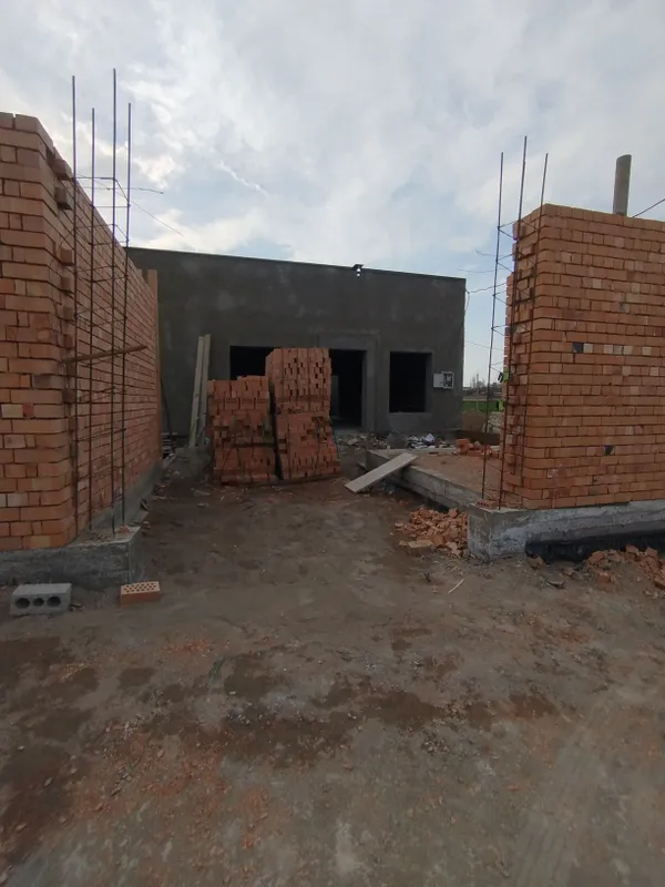 Katej sotiladi manzil yangi towmi postda 4km kirganda insitut tomonda
