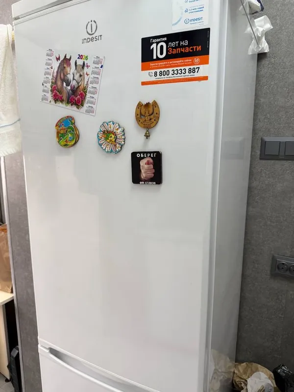 Продаеться холодильник indesit ES 18 2