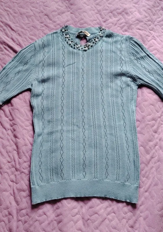 Голубой вязаный джемпер с жемчужным декором на горловины. Размер S.