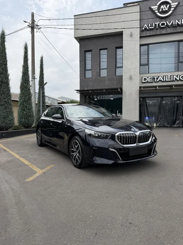 BMW i5 e-Dreve 40L — фото 1