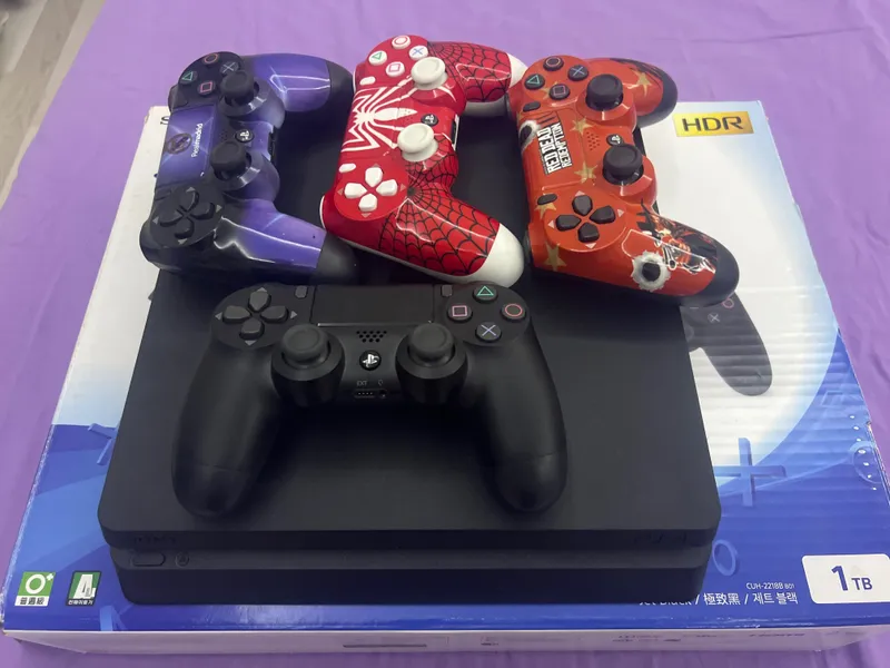 PlayStation 4 срочно продаётся 2 PlayStation 4 срочно продаётся 2