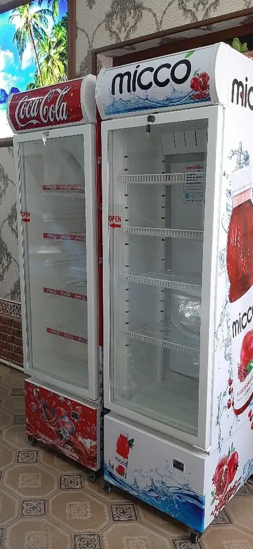 Холодилник витрина для напитков для малочни для десертов