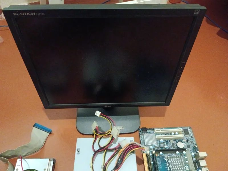 Monitor, eski kompyuterdan butlovchi qismlar 2