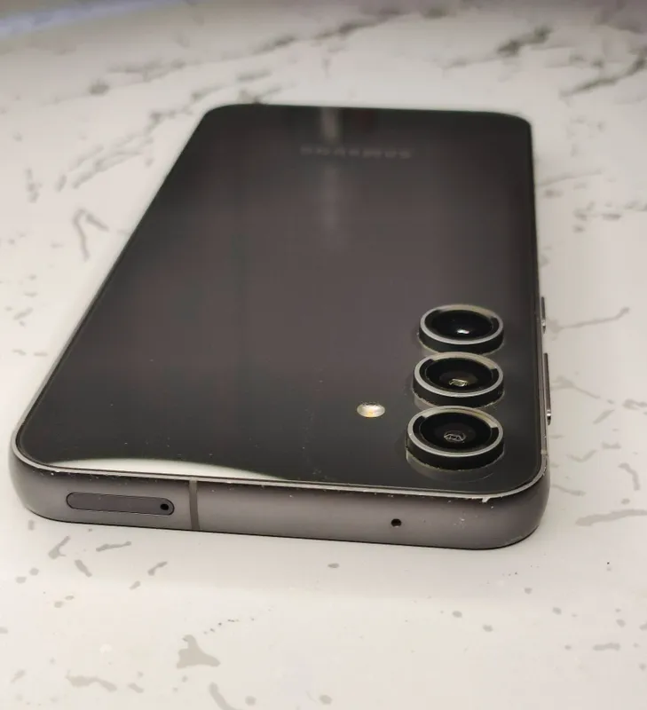 Samsung Galaxy S23 Fe — фото 2