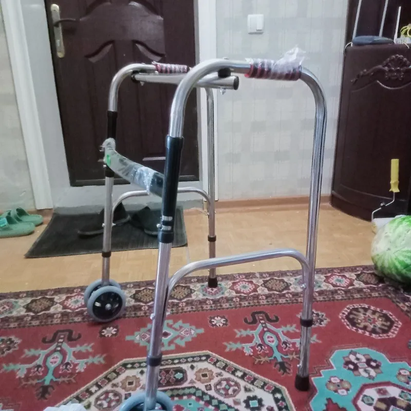 Ходунок для пожилых людей