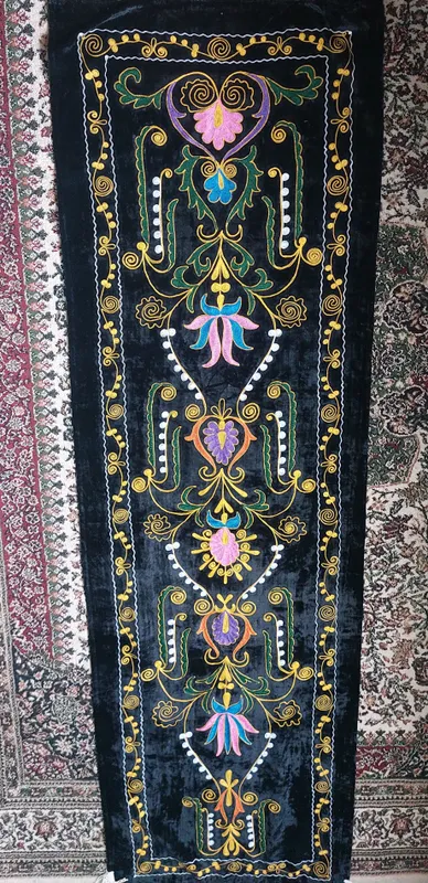 1970-yillardagi suzane, o‘lchami 2,60 × 80 sm 1