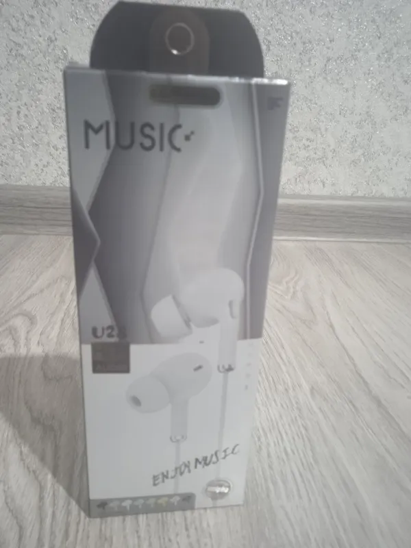 Simsiz Bluetooth naushnik qora va simli oq naushnik sotiladi. 3 Simsiz Bluetooth naushnik qora va simli oq naushnik sotiladi. 3