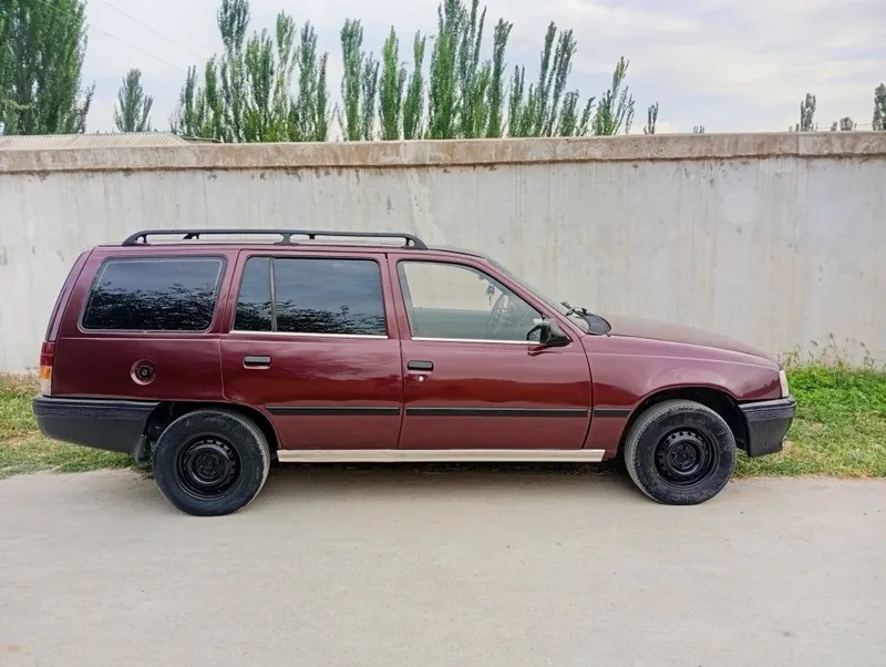 Opel kadett. Srochna. Kelishiladi