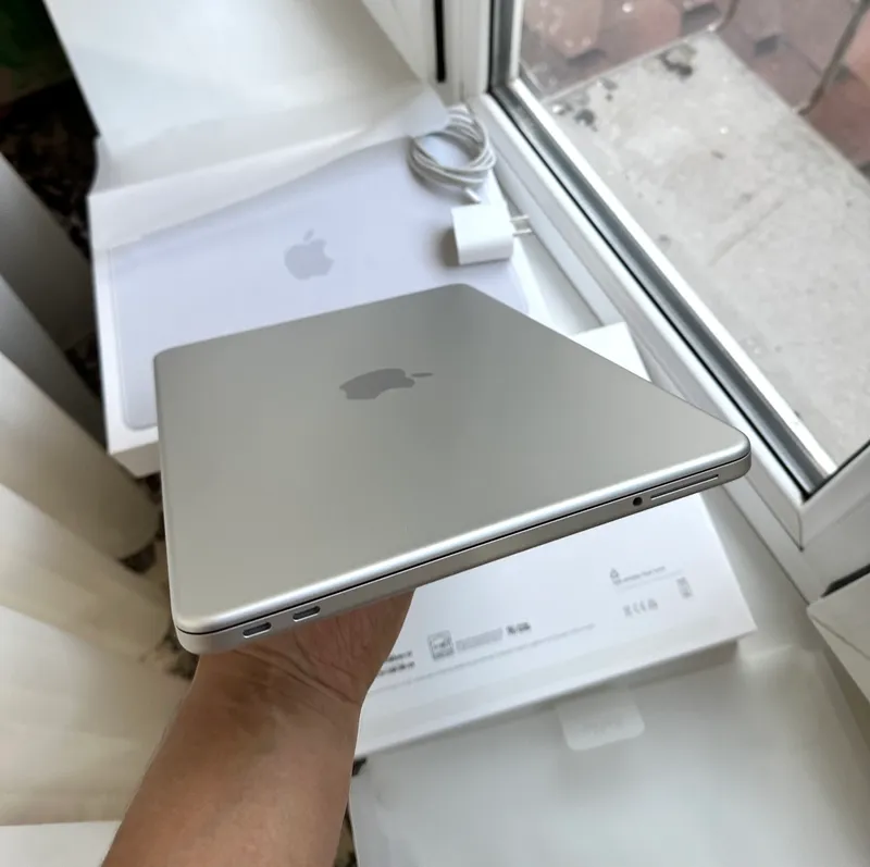 MacBook Neo Silver 8/256GB LLA 4 MacBook Neo Silver 8/256GB LLA 4