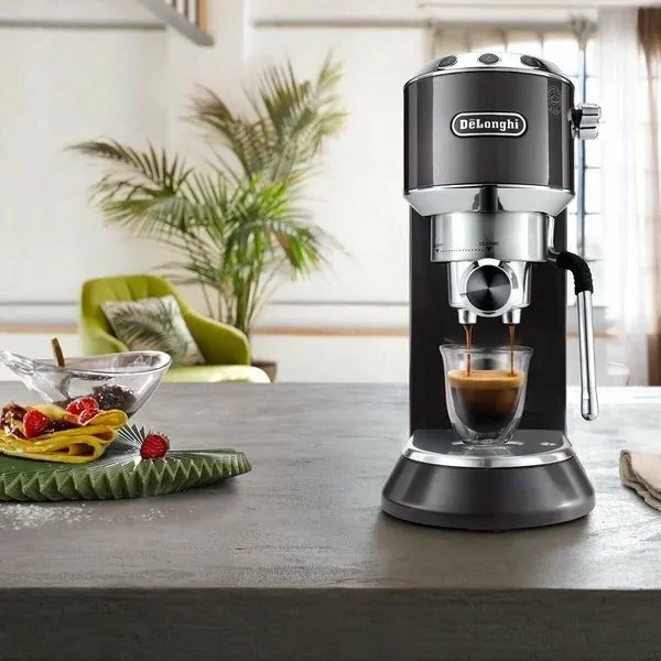 Рожковая кофеварка DeLonghi Dedica EC 685 RU Рожковая кофеварка DeLonghi Dedica EC 685 RU
