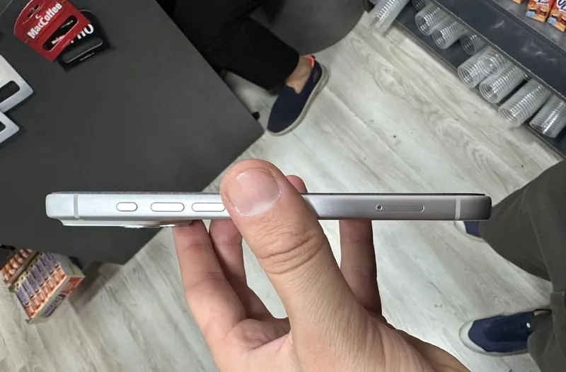iPhone 17 Pro Max, SIM/SIM 3 iPhone 17 Pro Max, SIM/SIM 3