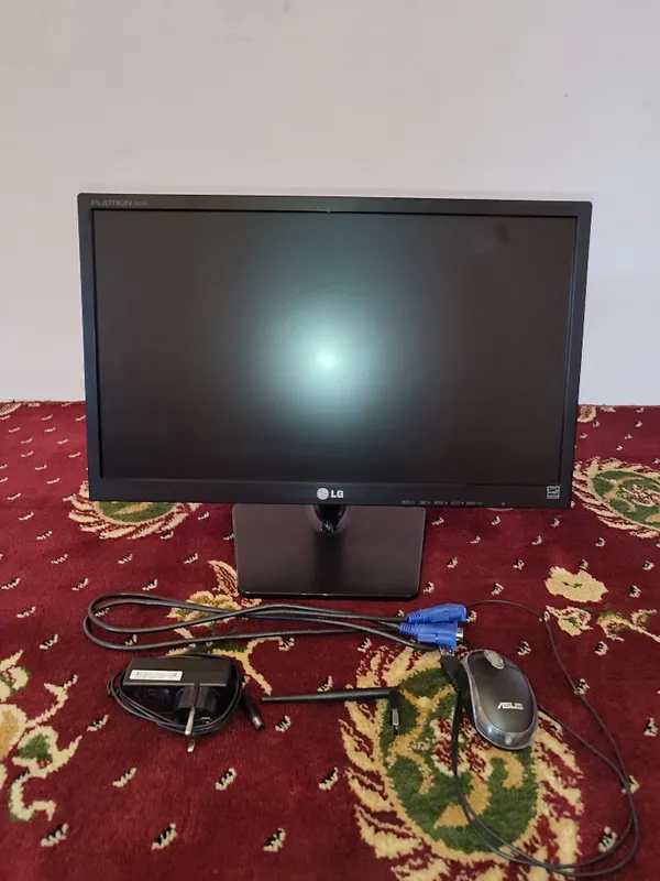Монитор LG 18 дюймов, HDMI кабель, мышь, адаптер 2 Монитор LG 18 дюймов, HDMI кабель, мышь, адаптер 2