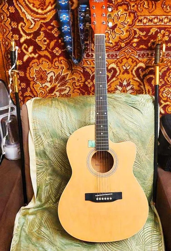 Caravan Music firmasining a’lo gitarasini sotaman 4 Caravan Music firmasining a’lo gitarasini sotaman 4
