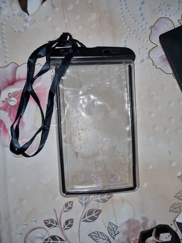 Suv o'tkazmaydigan telefon g'ilofi
