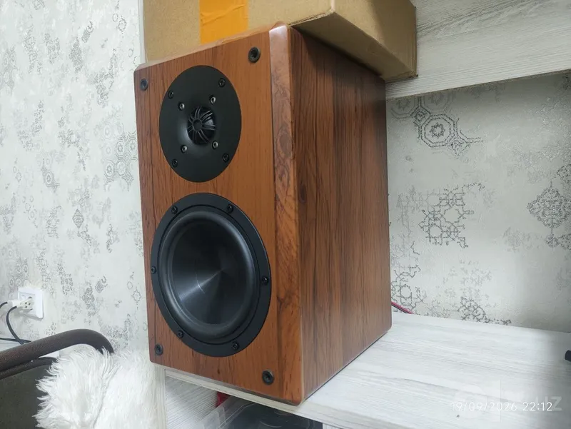 Комплект 2x полосной акустической системы класса Hi-Fi 1 Комплект 2x полосной акустической системы класса Hi-Fi 1