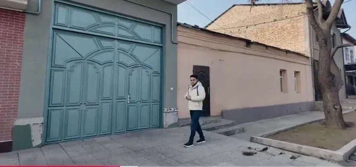 Комолон дарвоза ок Олтин куча сатилади Фасад 17.5 у 33. 80 1