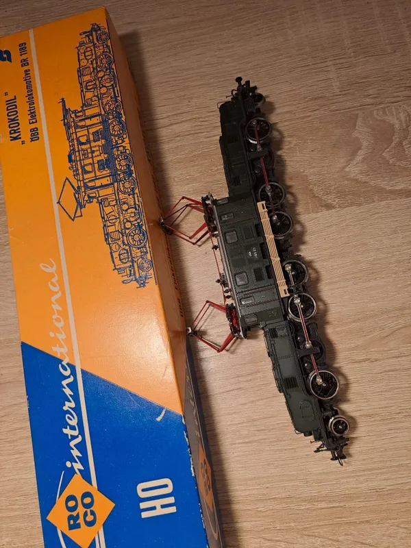 Модель Локомотив электровоз br1189 крокодил roco 2