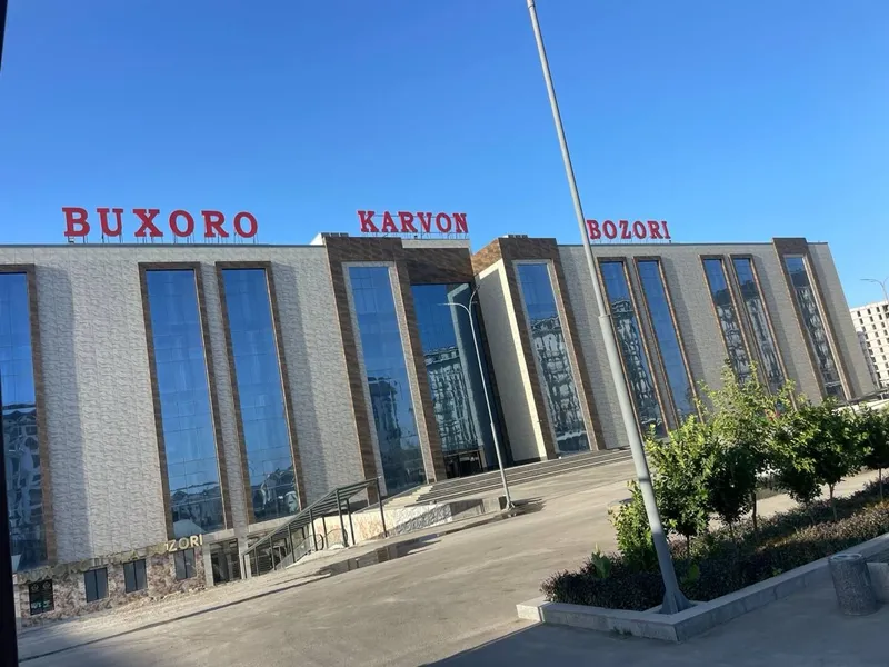 Buxara city karvon shoppingdan magaziin sotiladi 1