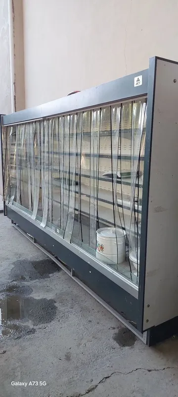 Vitrina haladelnik 4 metirlik ishlidi oynasi yōq plyonkada turadi — фото 1