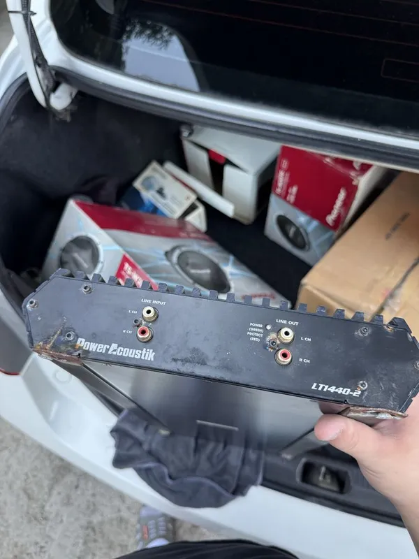Power Acoustik LT seriyali avtomobil quvvat kuchaytirgichi. 2