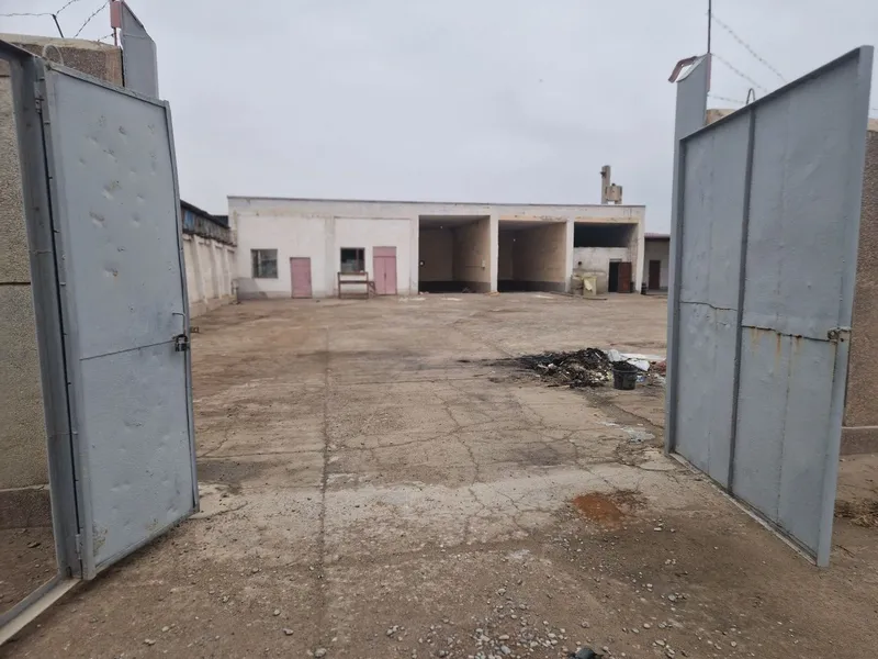Qarshi shahrida 16 sotixlik sanoat binosi sotiladi
