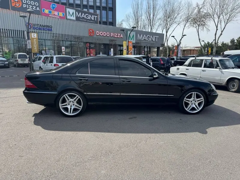 Mersedes 220 srochniy sotiladi