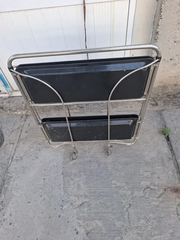 Продаётся раскладной столик на калёсиках 3 Продаётся раскладной столик на калёсиках 3