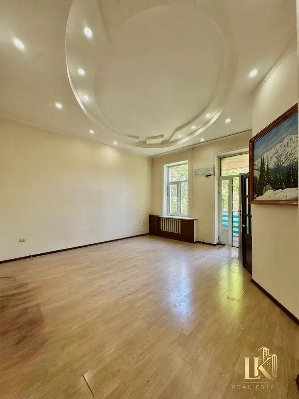 Продаётся 3-комнатная квартира, 80 м², 3/3, потолки 4 м, 2 балкона 1