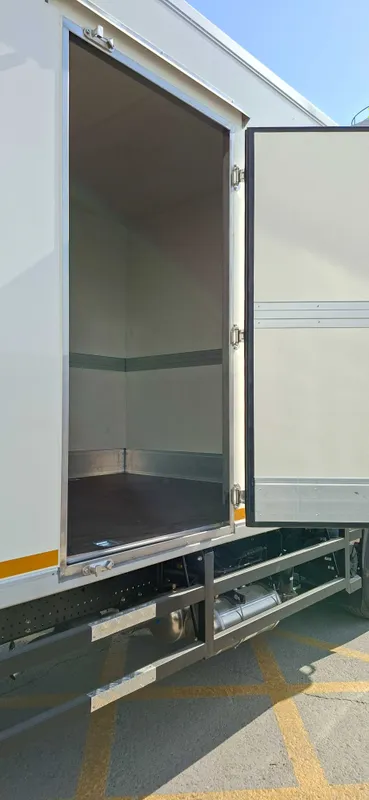 ISUZU NQR90L-L. Грузовой автомобиль изотермический кузов с гидробортом 4