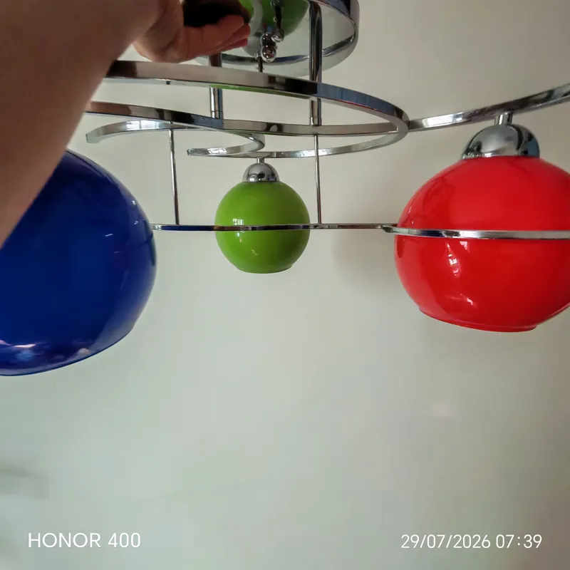 Продаётся парта и люстра, состояние 6