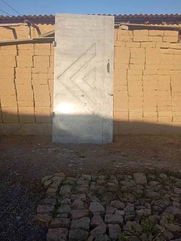 Temir eshik sotiladi