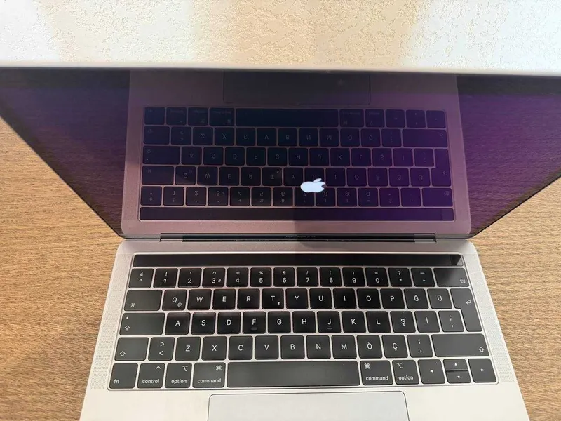 MacBook Pro 13 (A1989 | i5 | 8GB | 256GB SSD | Touch Bar ) — фото 2