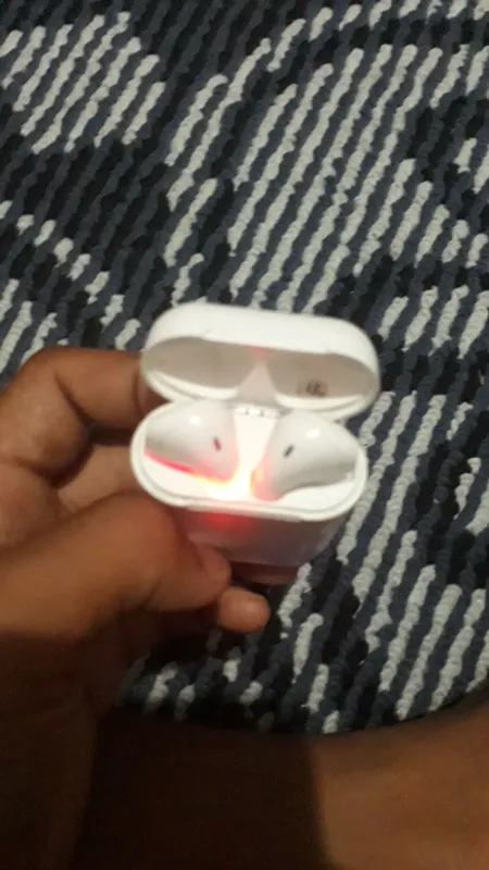 Продаются AirPods, недостаток: один не работает 2 Продаются AirPods, недостаток: один не работает 2