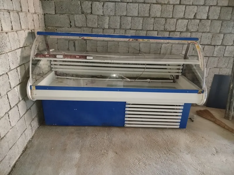 продам витриный холодильник