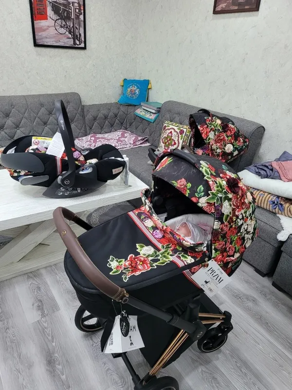 Новая премиум коляска 3 в 1 Cybex Priam 4 (Spring Blossom Dark) Rose G 1 Новая премиум коляска 3 в 1 Cybex Priam 4 (Spring Blossom Dark) Rose G 1