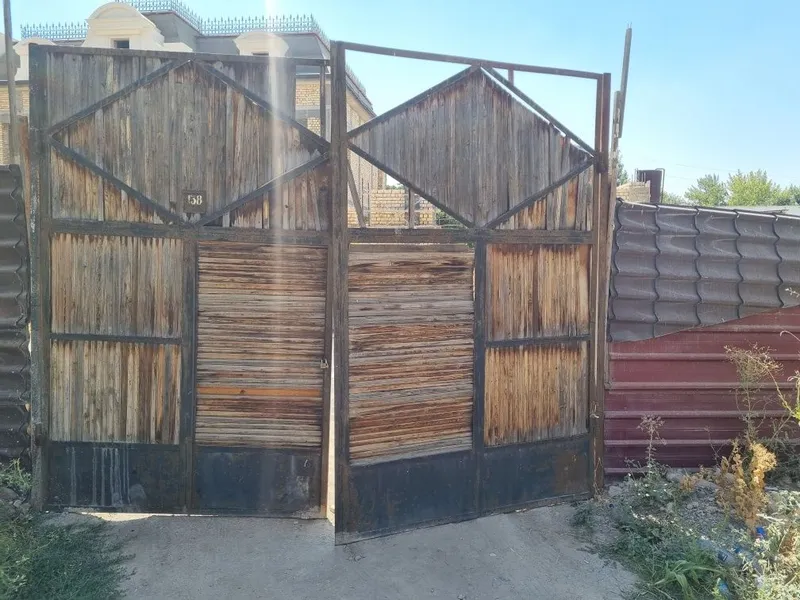 Продаётся антиквар буфет и болшй тумба прихожий зеркало — фото 2